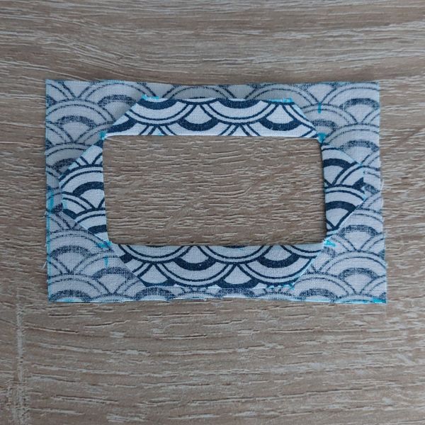 Ouvrir à l'intérieur des petits cotés en les repliant sur l’envers du rectangle.