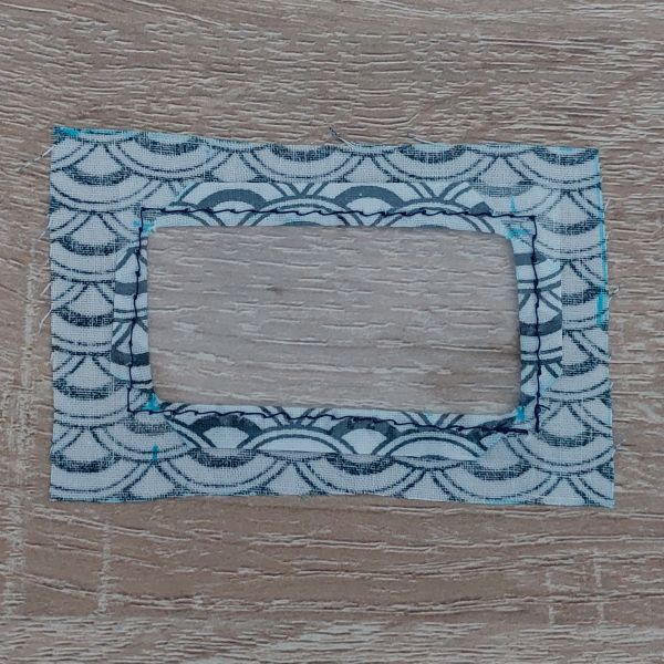 Couper le surplus de plastique et de tissu extérieurs.