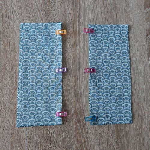 Poser les rabats, endroit contre endroit.