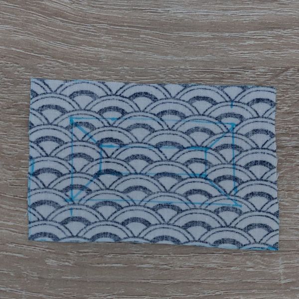 Tracer deux rectangles sur le tissu.