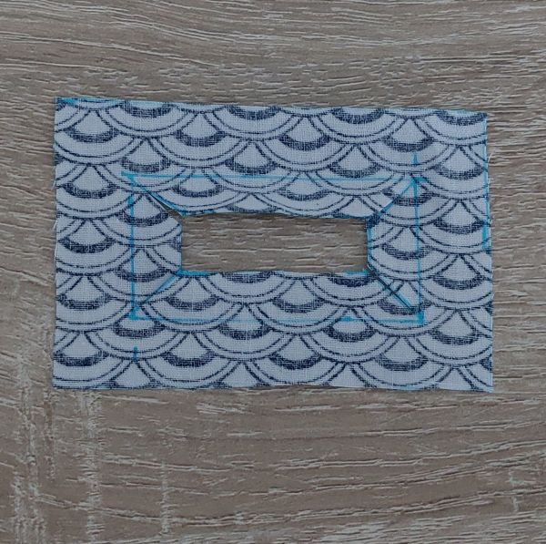 Couper le long des traits obliques dans les angles.