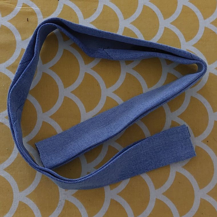 Le biais du bas du tablier en jean.