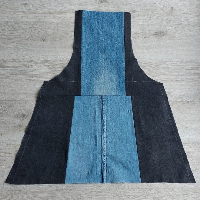 Tracer la forme du tablier sur le tissu, avec une craie.