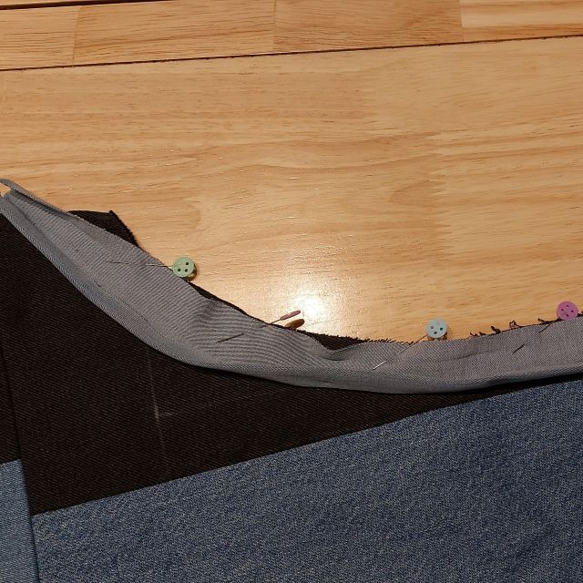 Poser le biais sur les emmanchures.