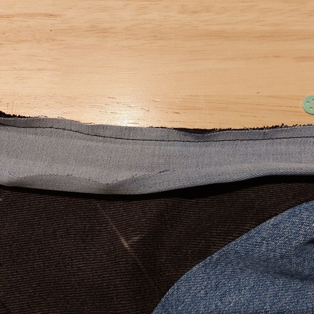 Faire une couture droite le long.