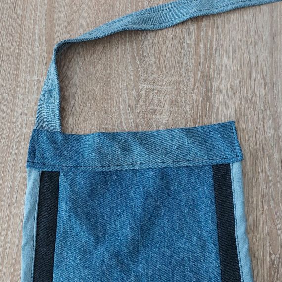 Fixer cette lanière sur un coté.