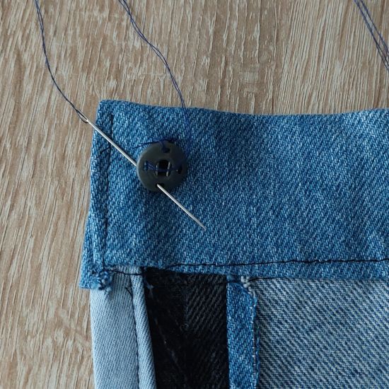 Poser un bouton pression à l'envers opposé de la couture précédente.