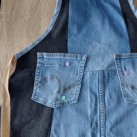 Placer les poches sur le tablier et les coudre sur le pourtour.