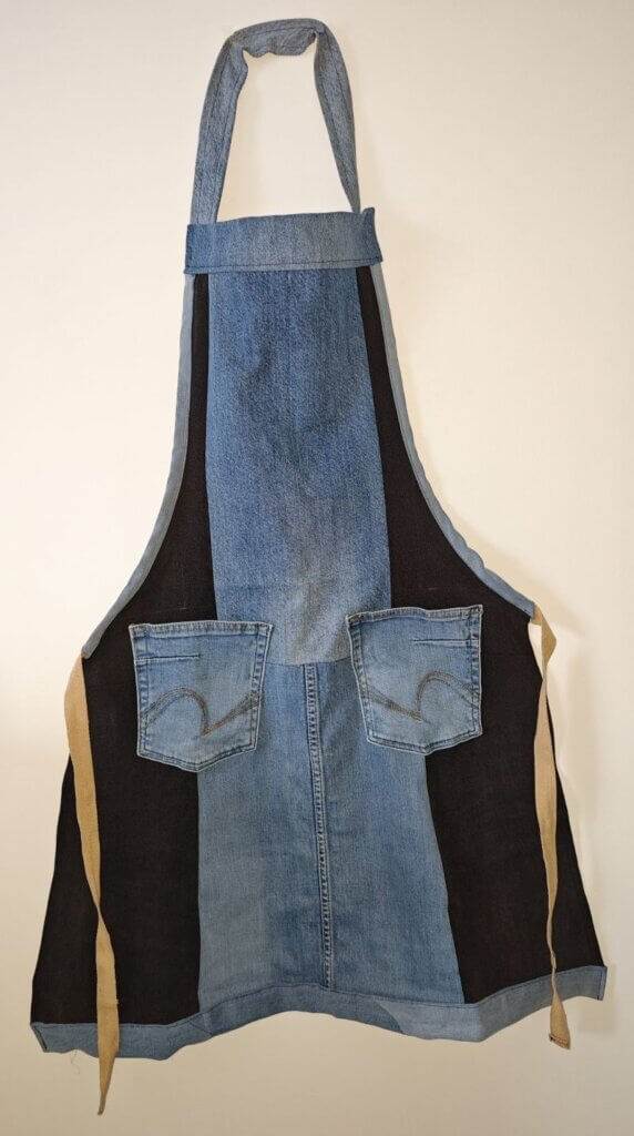 Tablier de cuisine cousu main à partir de vieux jeans.